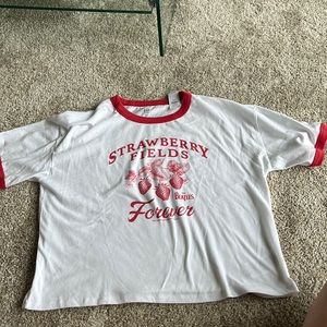 Cropped Strawberry 🍓 fields forever Gap tee